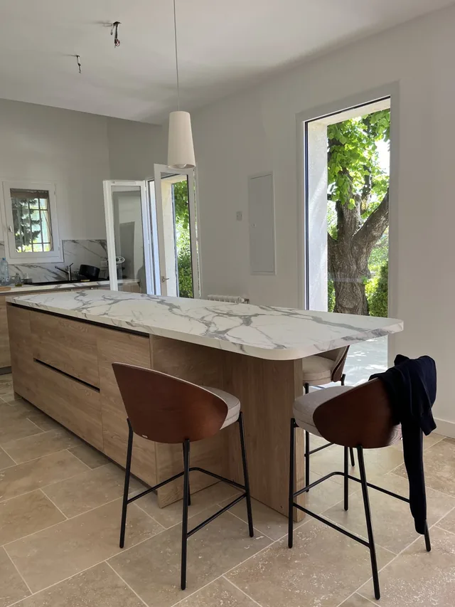 Cuisine en marbre d’une habitation restructurée à Aix-en-Provence