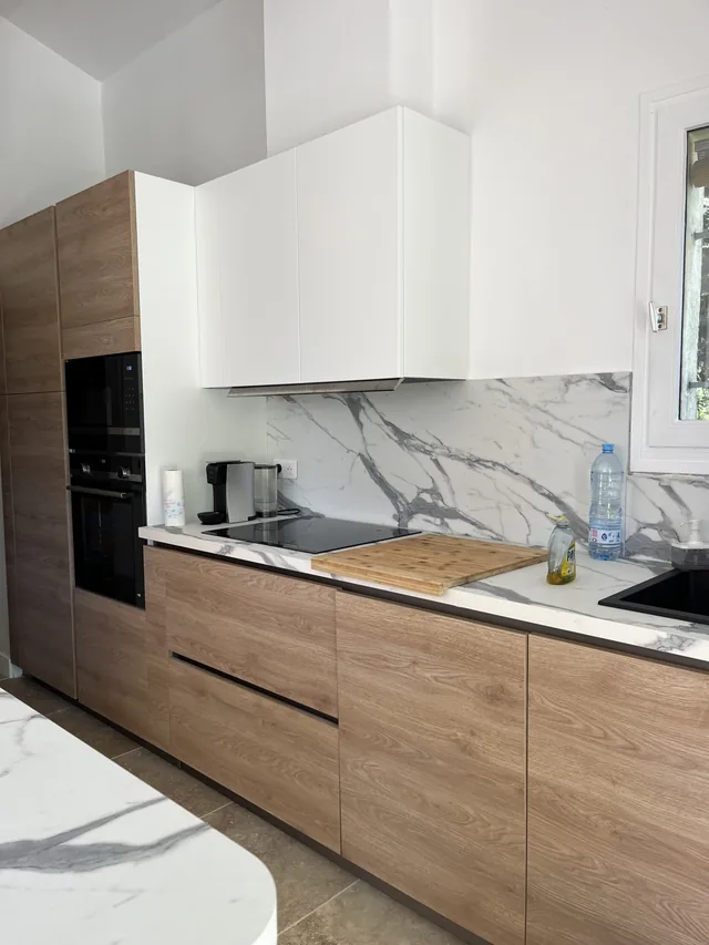 Cuisine en marbre d’une habitation restructurée à Aix-en-Provence — vue 5
