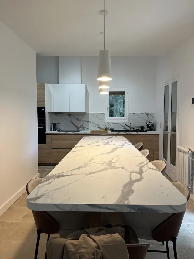 Cuisine en marbre d’une habitation restructurée à Aix-en-Provence — vue 9