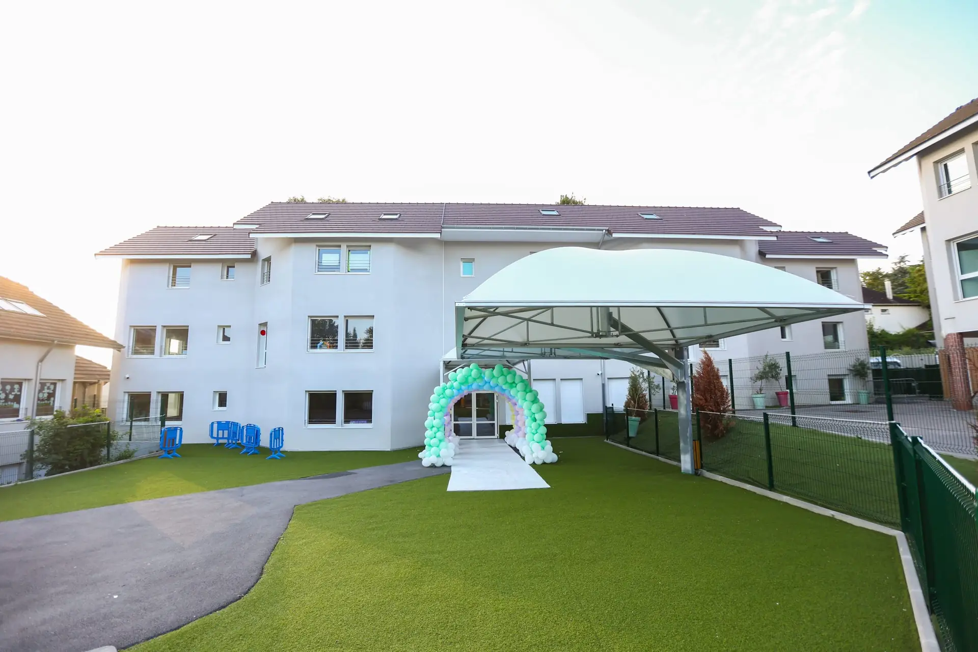 Cour de l’établissement scolaire Beth Rivkah à Yerres — vue 3