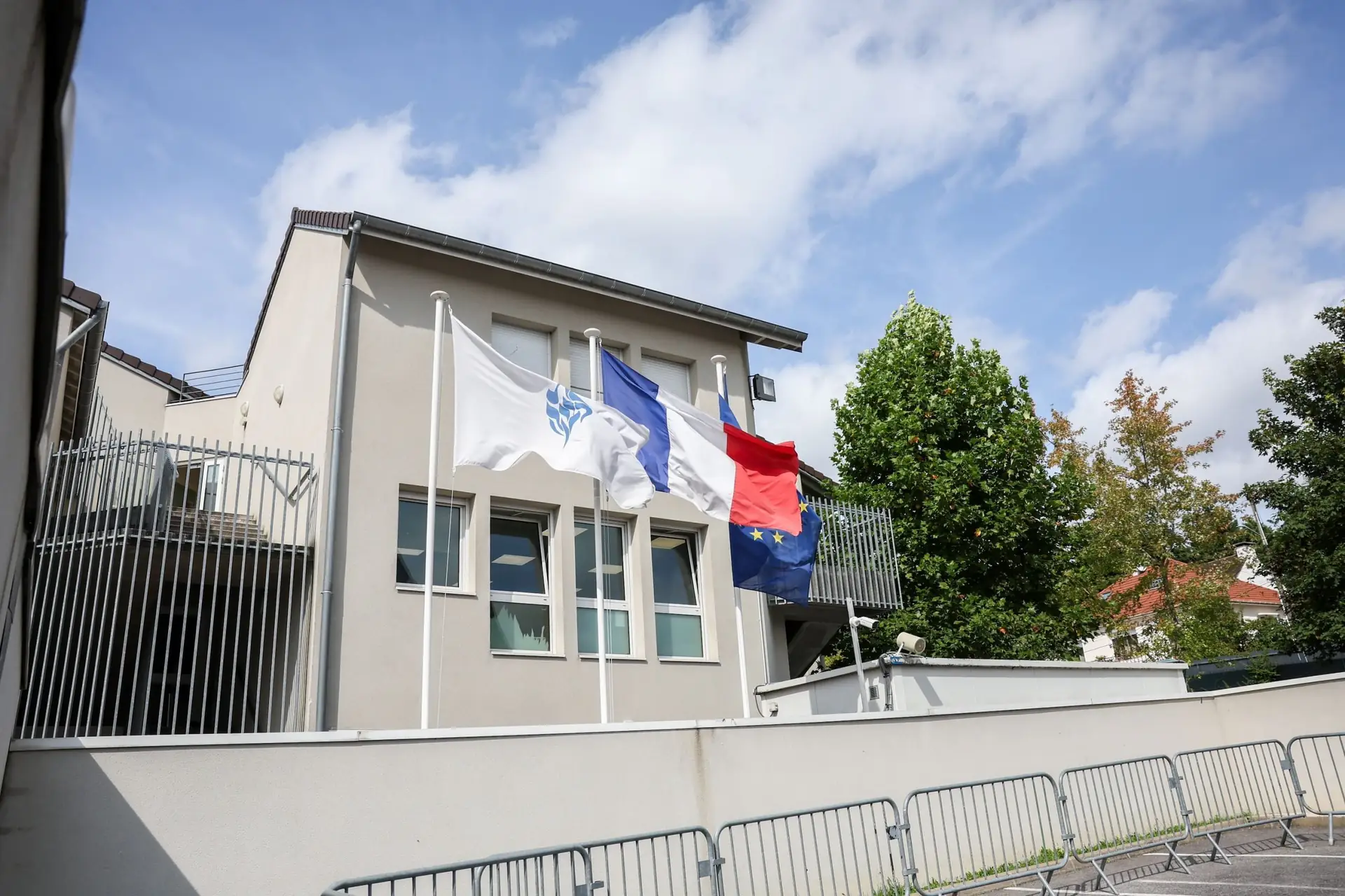 Cour de l’établissement scolaire Beth Rivkah à Yerres — vue 4