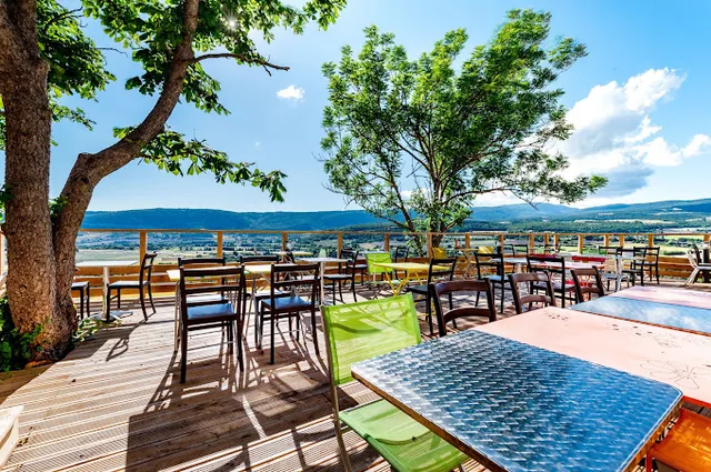 Terrasse panoramique de l’hôtel Le Nesk à Sault — vue 2