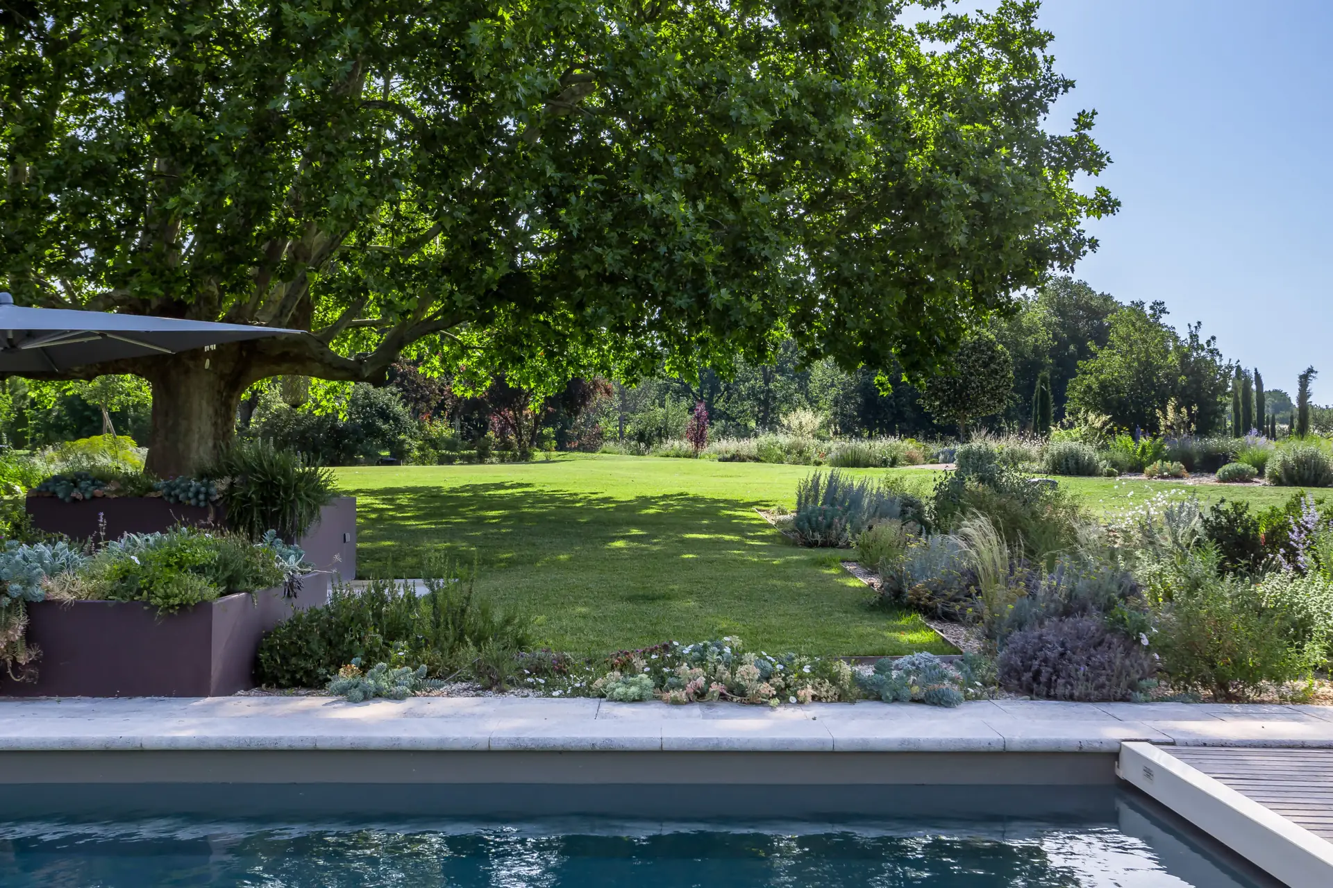 Jardin méditerranéen restructuré à Roussillon — vue 3