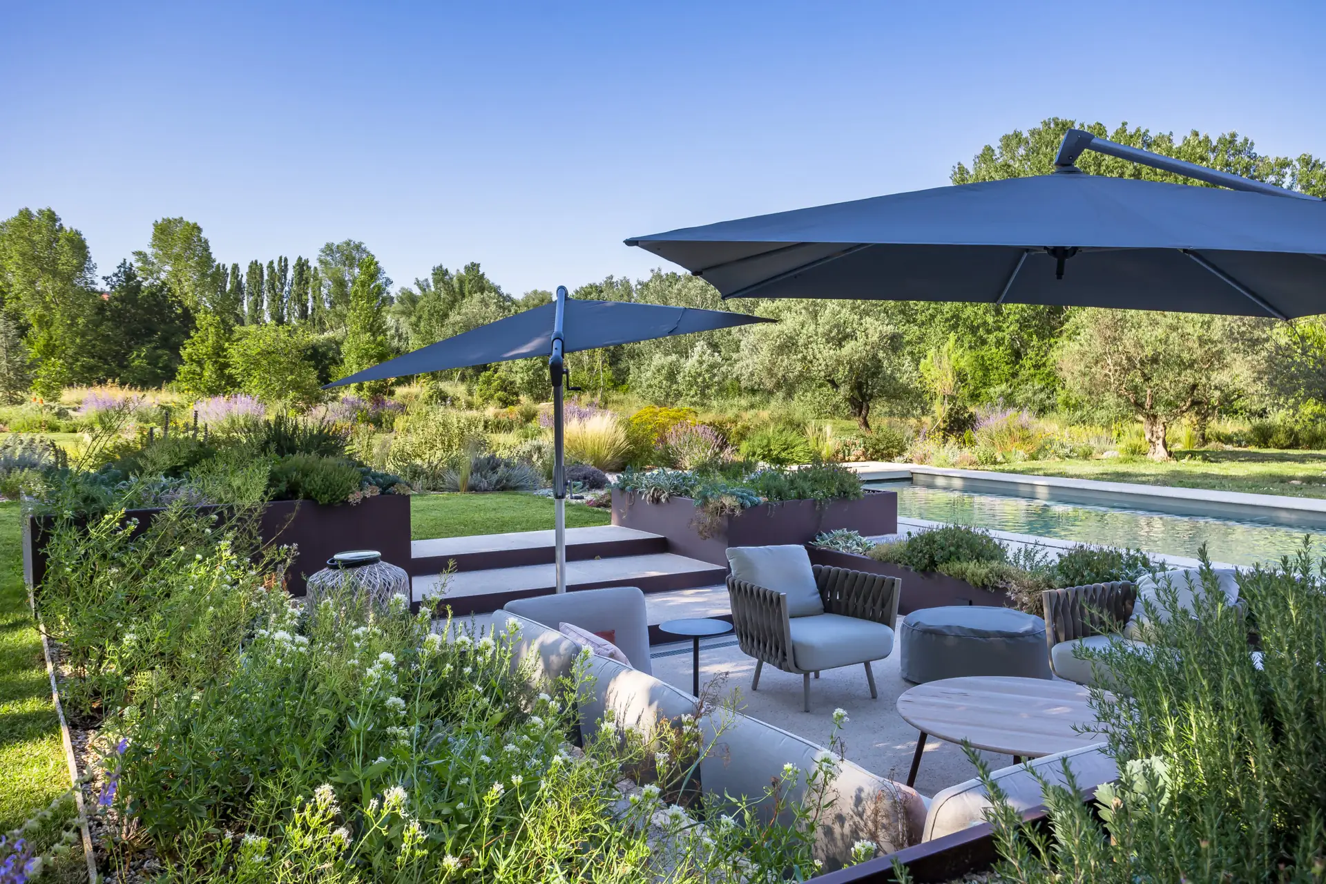 Jardin méditerranéen restructuré à Roussillon — vue 5